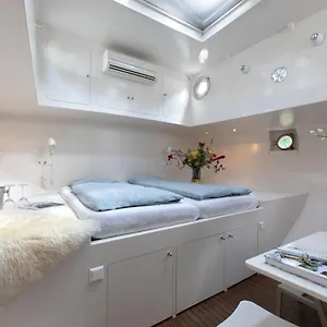 Bed & Breakfast Houseboat Volle Maan Amsterdam